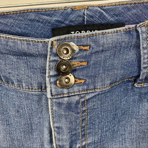 TORRID 3 button Light Wash Jeggings - Picture 2 of 6